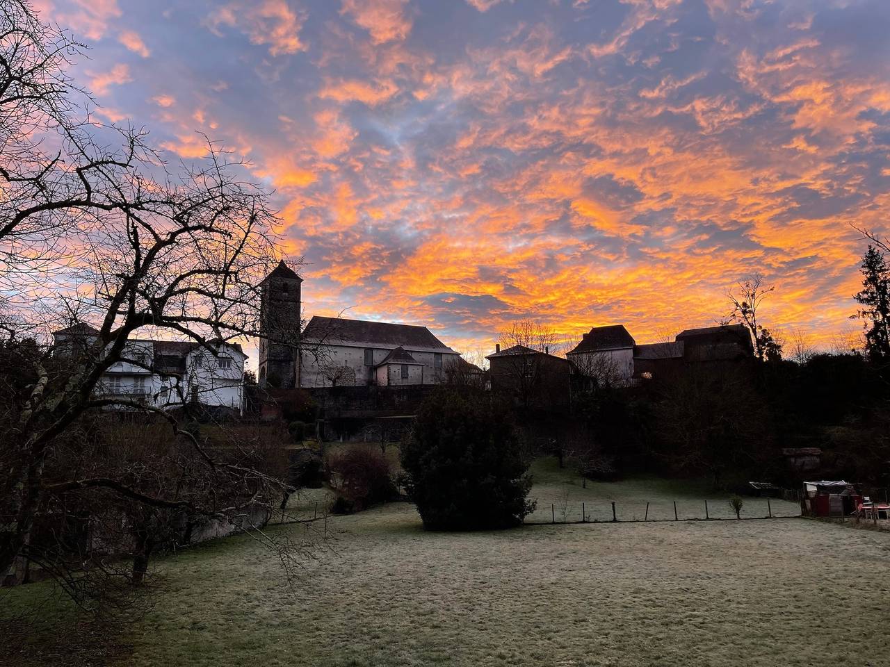 Ferienhaus „Maison Brocanteflore“ mit privatem Garten, Wlan und Klimaanlage in Moumour, Béarn