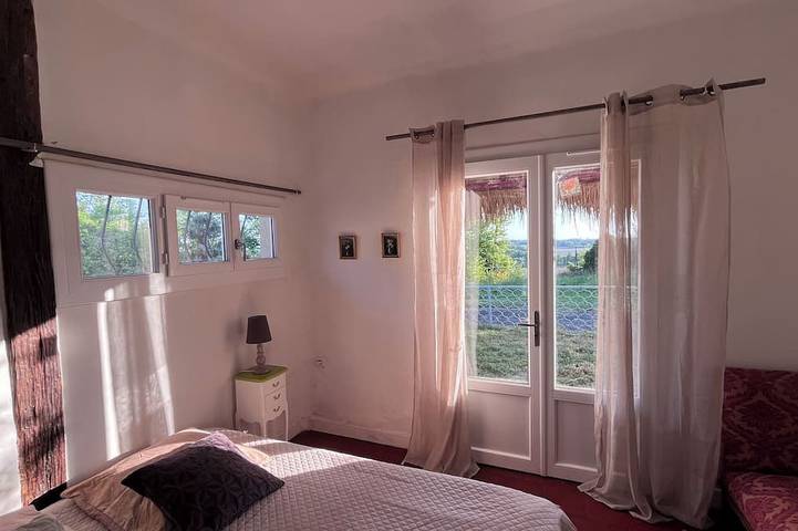 Appartement de vacances pour 3 personnes, avec piscine ainsi que terrasse et jardin