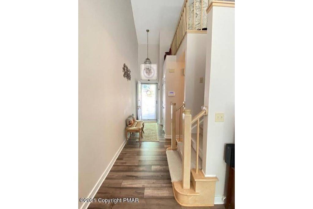 Lake Harmony Beautiful Townhome with Ski Slope Views, privacy-clean and cozy! in Hickory Run State Park