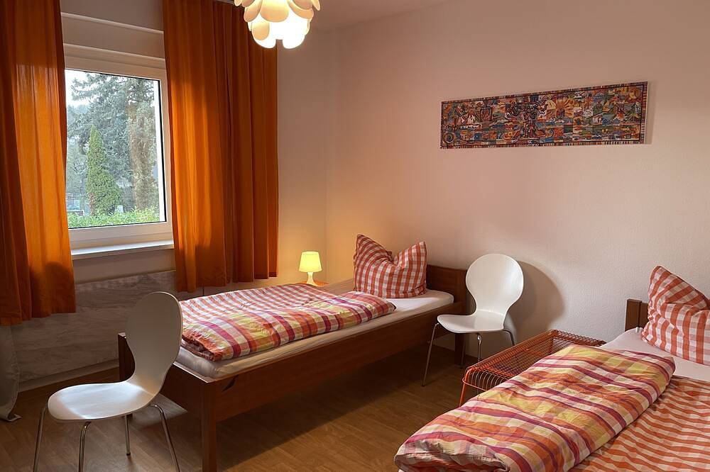 Altstadt Nähe: 7 Min Fußweg über Alte Mainbrücke zu Pension mit Balkon @ Garten! in Ochsenfurt, Fränkisches Weinland