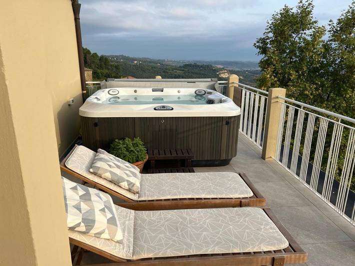 Ferienhaus für 10 Personen, mit Balkon und Whirlpool sowie Terrasse und Ausblick in Rivalto