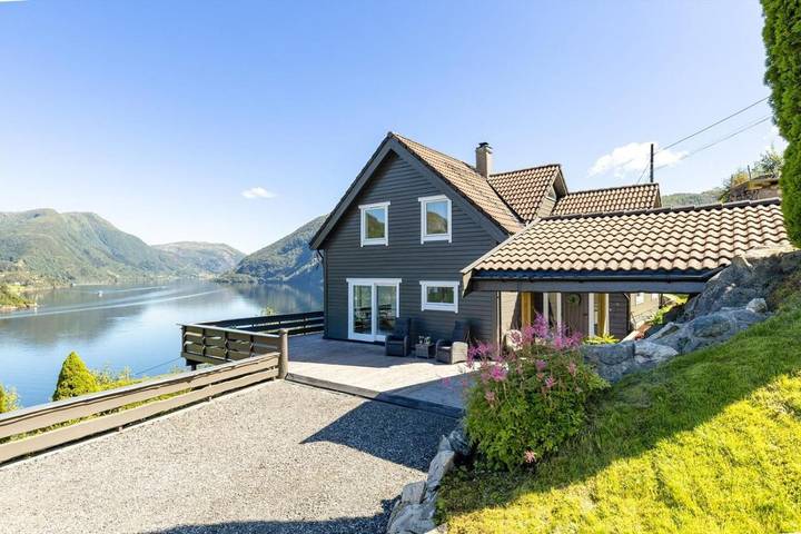 Ferienhaus für 8 Personen, mit Ausblick und Garten in Bergen