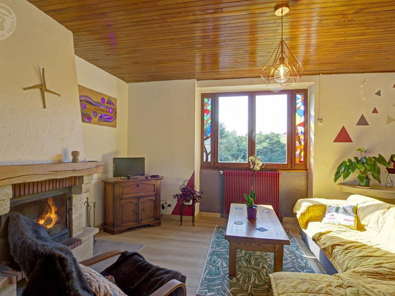 Gîte chaleureux avec cheminée, jardin et four à pain, idéal pour des vacances paisibles en nature in Marlhes, Parc Naturel Régional du Pilat