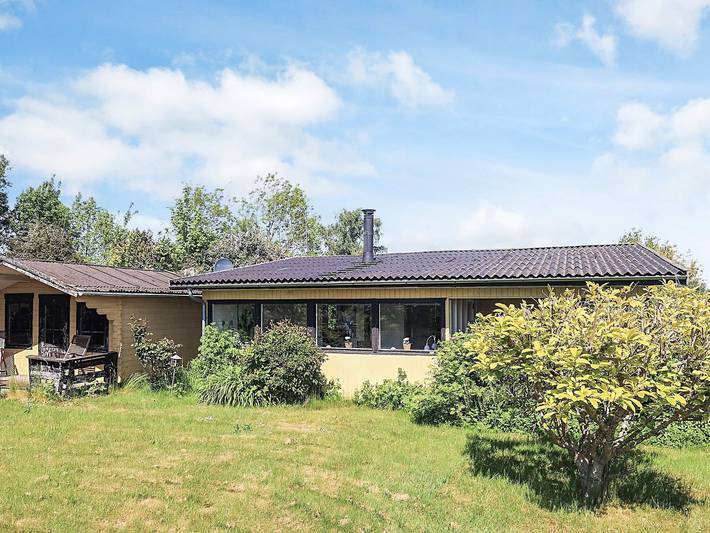 Ferieudlejning for 6 personer, med terrasse, børnevenlig i Bogø