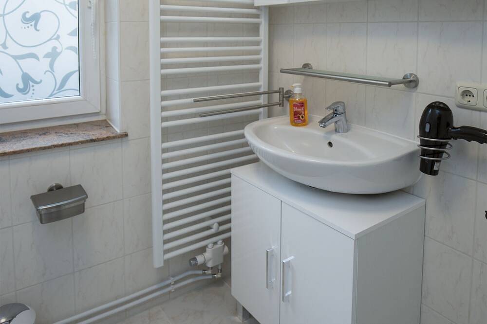 Ganze Wohnung, Moderne Ferienwohnung mit Wohn-/Schlafraum, Küche und Bad in Grimma, Leipzig und Umgebung