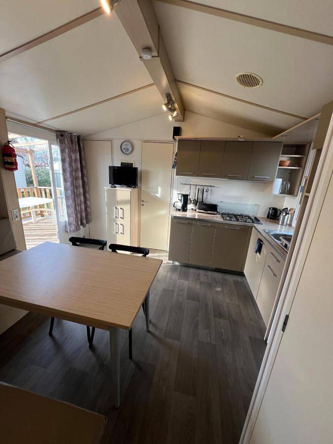 Camping pour 6 personnes, avec terrasse ainsi que bassin pour enfant et piscine