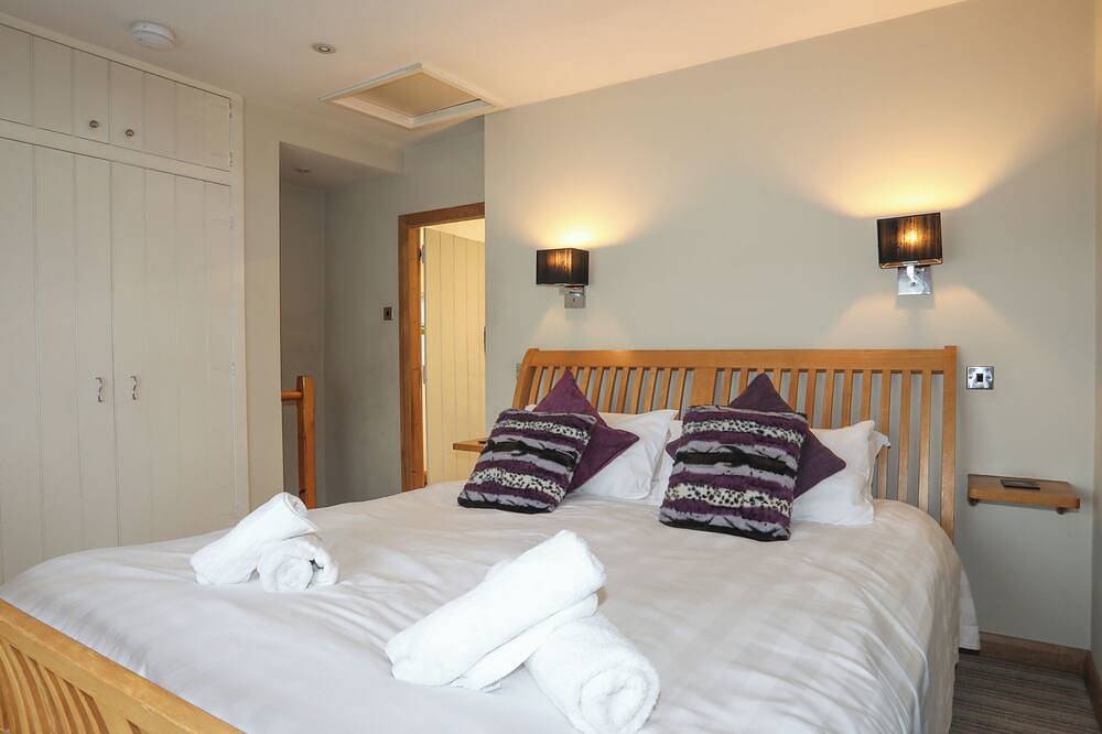 Jasmin Cottage, pet friendly, luxury holiday cottage in Conwy in Deganwy, Conwy region