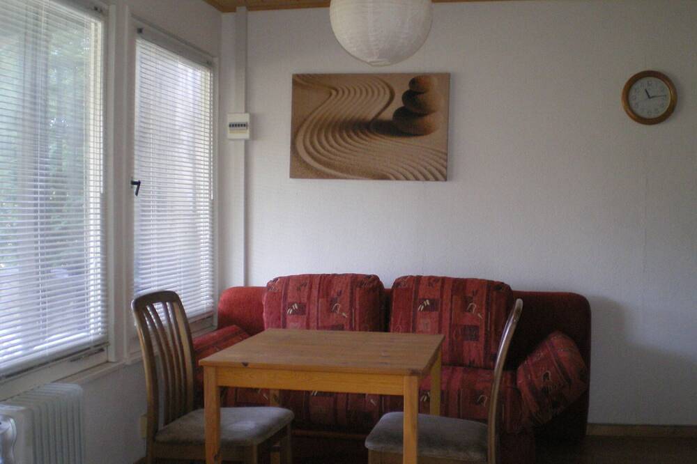 Bungalow with large sunbathing lawn on the outskirts of Berlin in Marzahn - Hellersdorf, Berlín