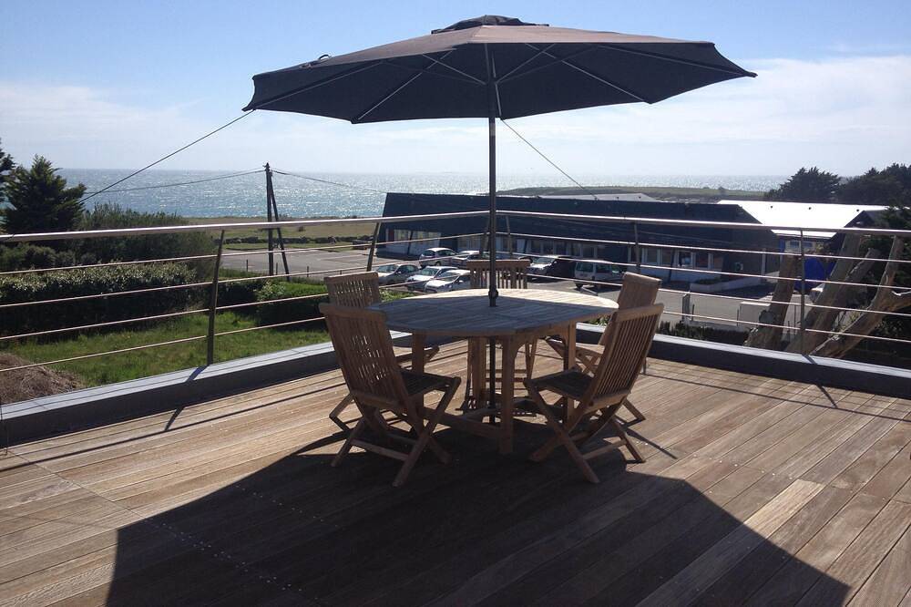 Offre De Derniere Minute   Villa contemporaine vue mer avec piscine chauffée in Trégunc, Région de Quimper
