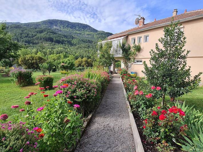 Gîte pour 4 personnes, avec jardin à La Beaume