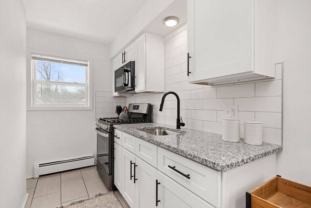 Ganze Wohnung, 2nd Floor, Corner unit ft. King Bed + Workspace in Mount Clemens, Lake St. Clair