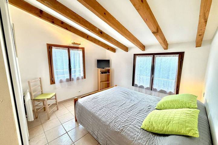 Cozy 4-Room House, 6 Sleeps, 200m from Santa-Giulia Beach, Terrace with BBQ, Parking Included in Santa Giulia, Porto-Vecchio