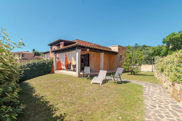 Villa « Luna » avec piscine partagée, vue montagne, Wi-Fi et climatisation in Straulas, San Teodoro