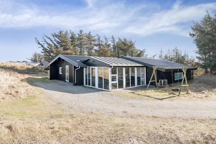Schönes Ferienhaus mit Pool – nur 300 m von der Nordsee in Ringkøbing, Holmsland Klit