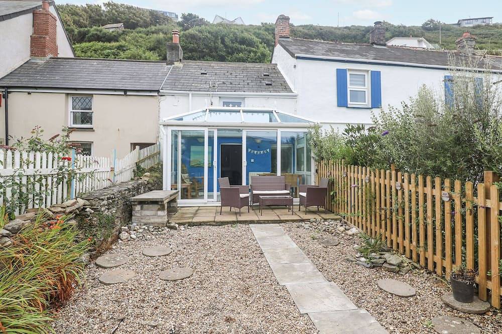 Pebble Cottage, pet friendly, country holiday cottage in Portreath in Portreath, Cornwall