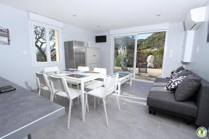 Gîte pour 4 personnes, avec jardin à Sahune