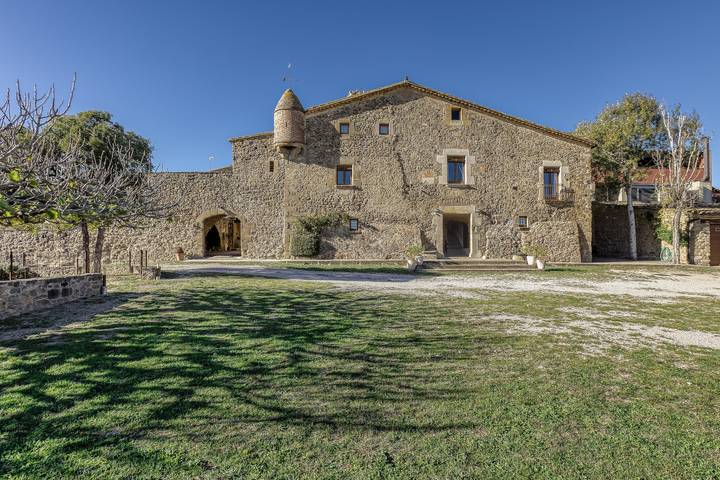 Masía Mas Solés con gran jardín privado, entorno tranquilo y a 15 min del mar in Parlavà, Baix Empordà
