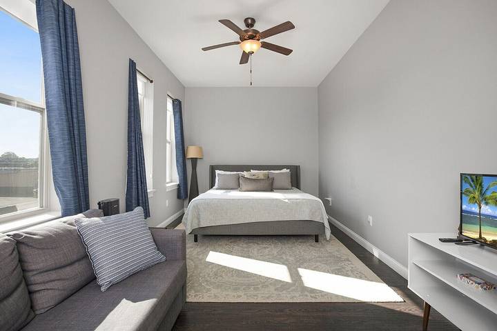 Vacation rental for 10 people, with balcony and yard in South Bend