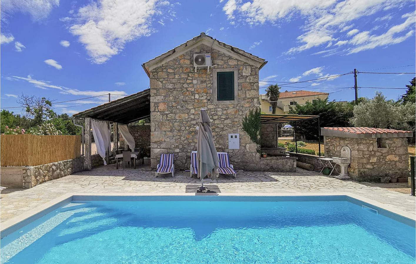 Charmant appartement de 2 chambres avec piscine et terrasse, à proximité d'un restaurant in Rasopasno, Dobrinj