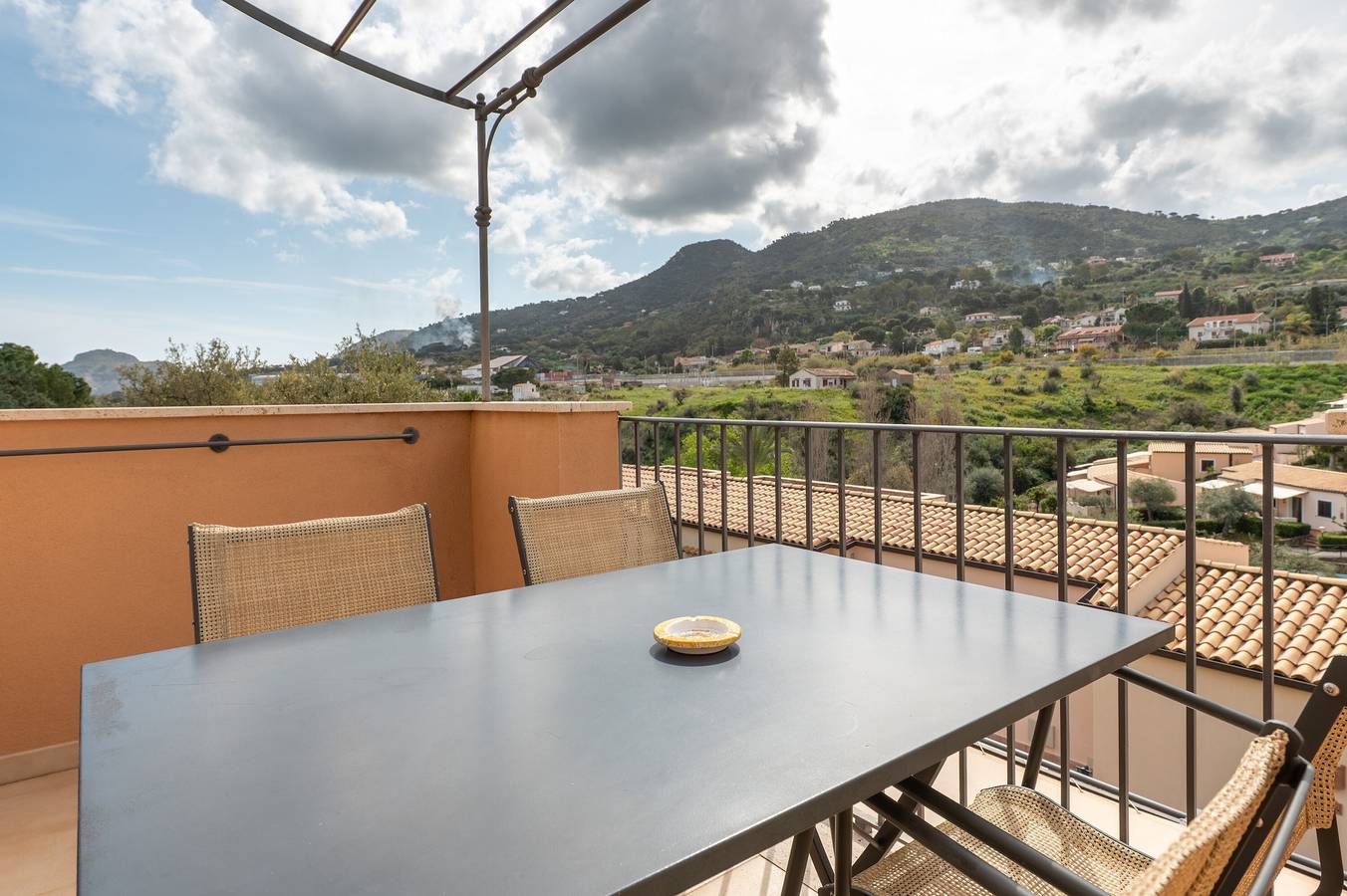 Appartamento intero, 'Cefalù Seaside Pool Villa' con piscina condivisa, Wi-Fi e Aria Condizionata in Mazzaforno, Cefalù (Comune)