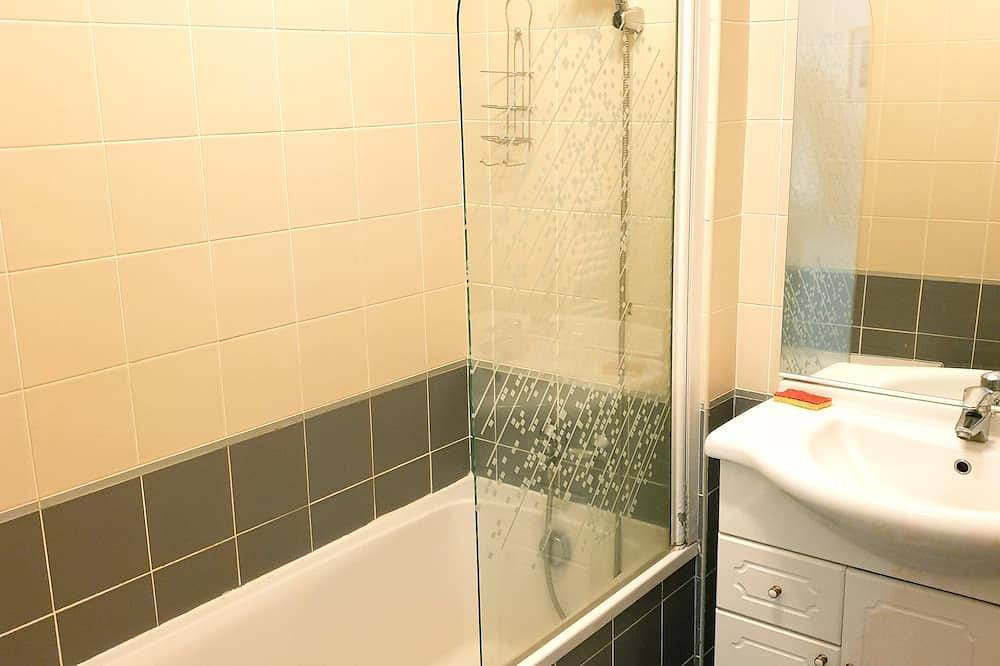 Appartement entier, Rez-de-jardin, climatisé, plage à 200m et piscine. in Losari, Belgodère