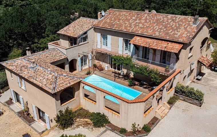 Gîte pour 8 personnes, avec Terrasse et Jardin ainsi que Piscine et Vue
