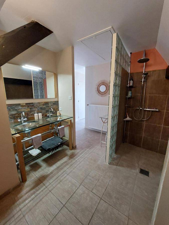 Chambre d’hôte pour 4 personnes, avec Balcon et Terrasse ainsi que Jardin et Piscine dans l' Isère - 3