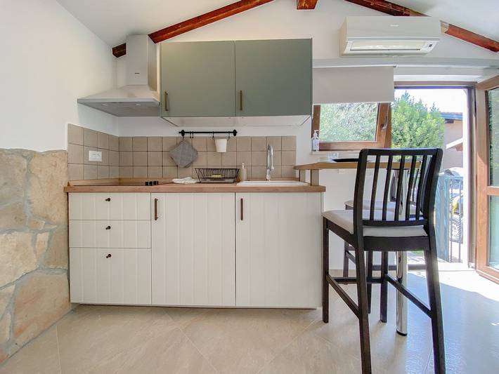 Ganze Wohnung, Malerisches Studio-Apartment mit 2 Bikes, Terrasse - nur 250 Meter zum Strand in Novigrad, Umag und Umgebung