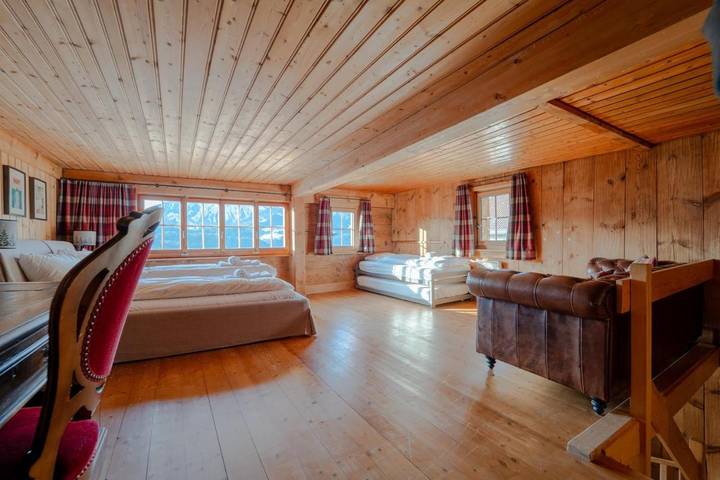 Ferienhaus für 8 Personen, mit Terrasse und Ausblick in Trin