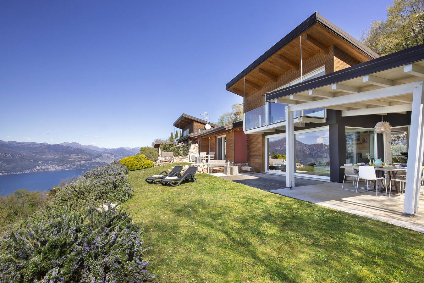 Villa Bella with Lake View in San Zeno di Montagna, Gardasee-Berge