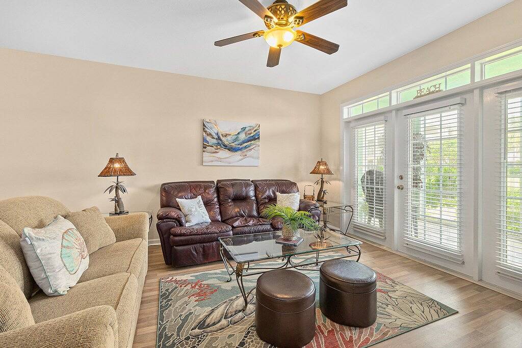 Ganze Wohnung, Seaside Escape l Steps to Beach l Heated Pool in St. Augustine Beach, St. Augustine