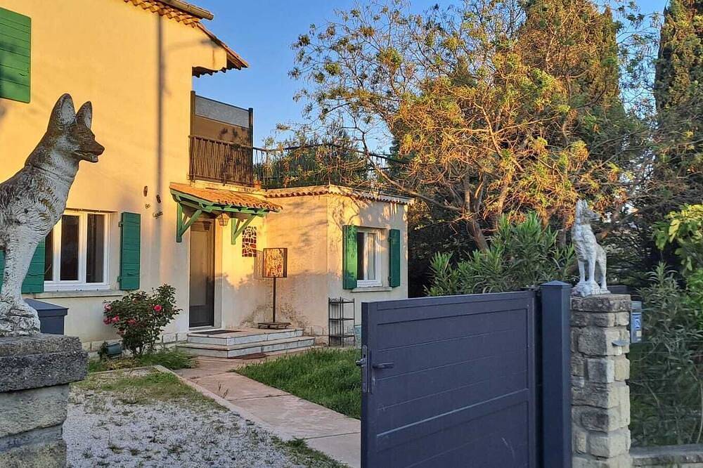 Quiet, spacious double room in a Provencal villa in Pélissanne. in Pélissanne, Region de Aix-en-Provence