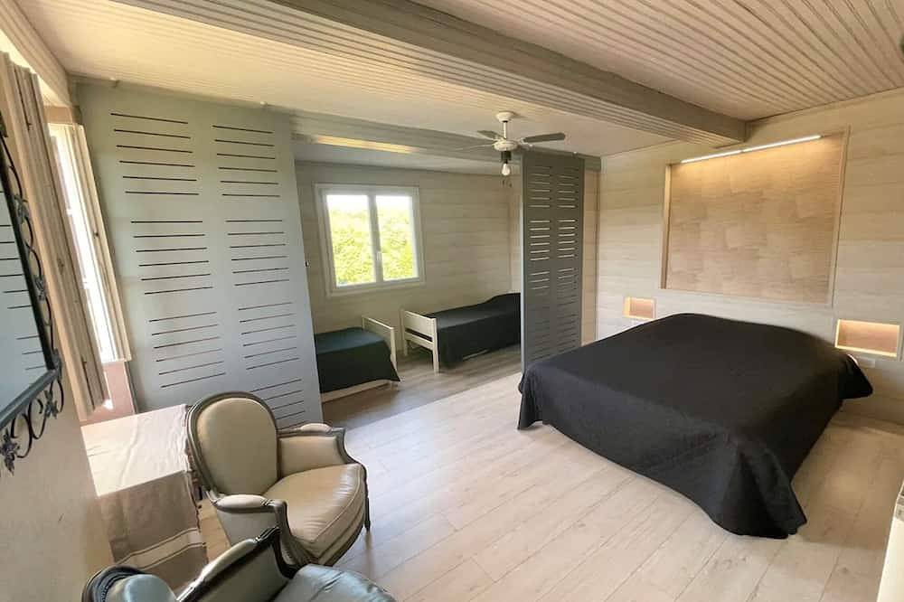 Maison dans le sud avec piscine chauffée ! Midoon guest in Tillac (Gers), Gers
