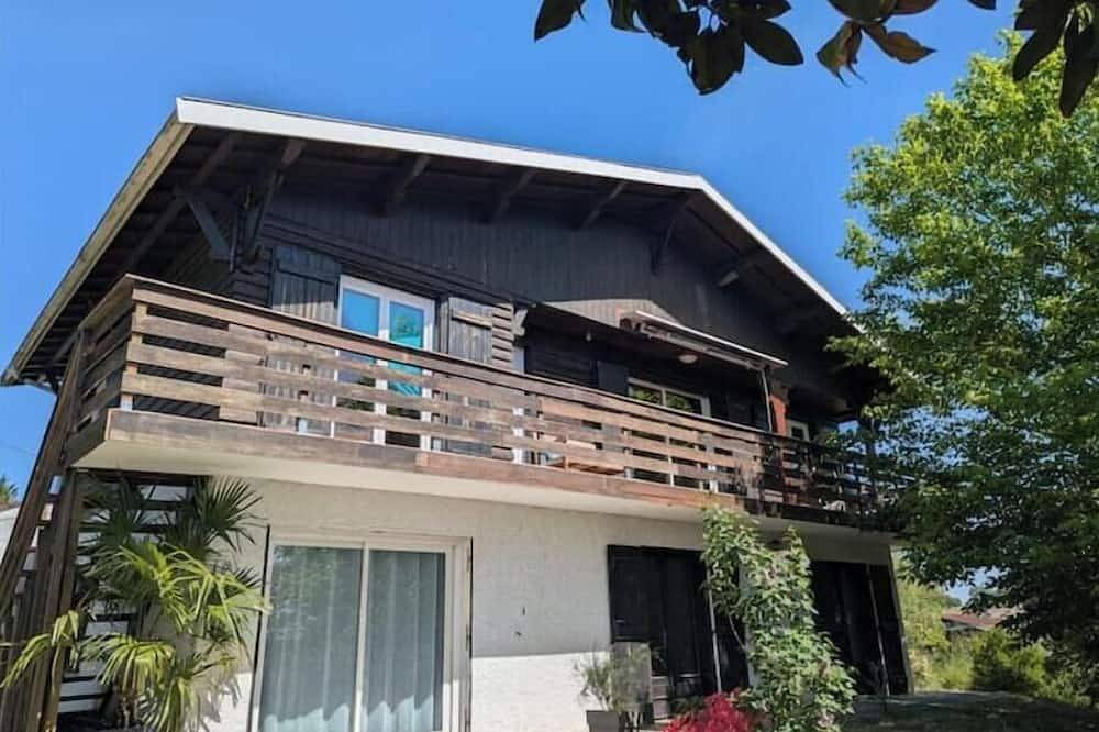 Chalet au Bord des Vignes – Séjour Chaleureux avec Grand Balcon et Nature in Prignac-et-Marcamps, Région de Blaye