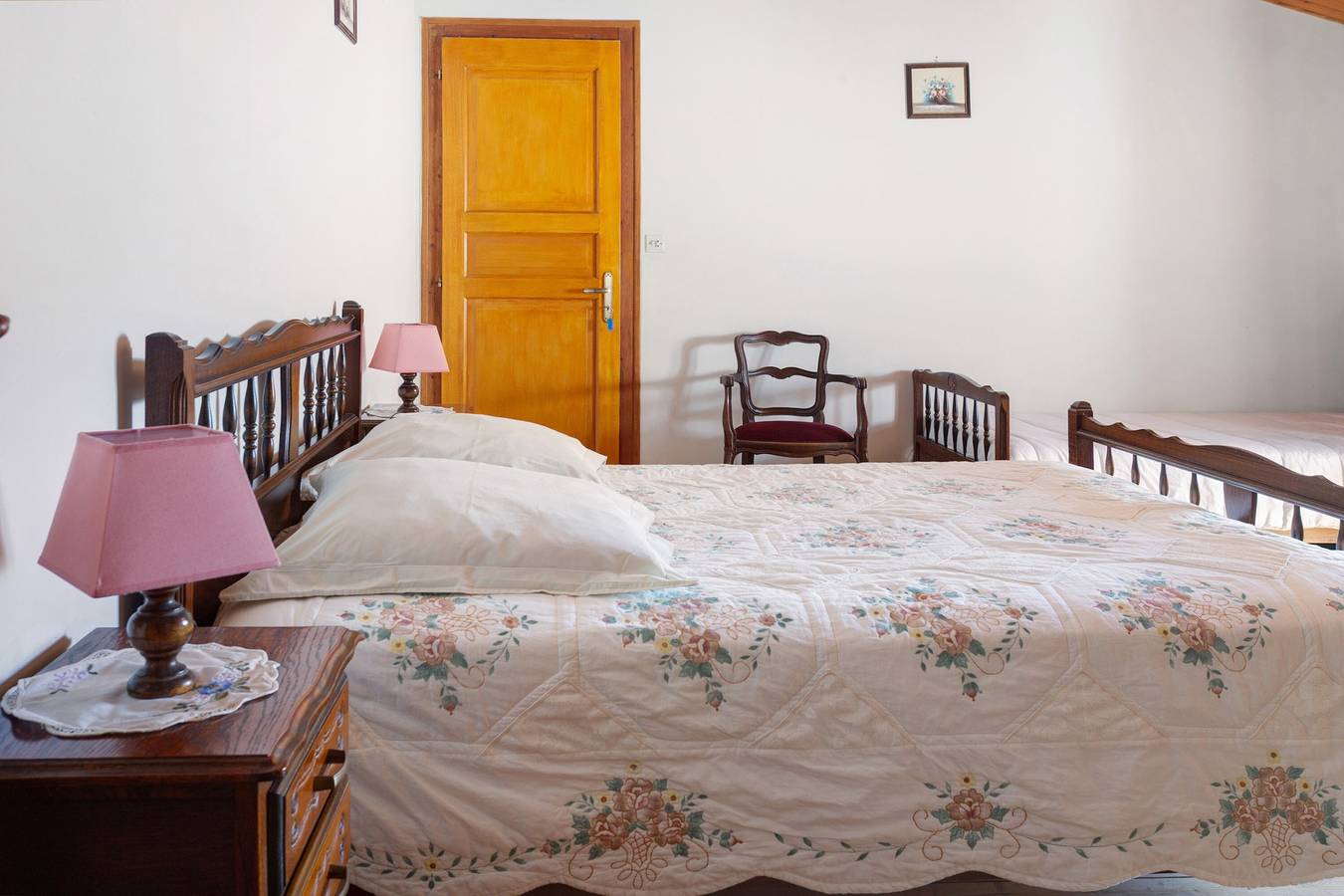 Chambre d’hôtes « La Glycine » avec terrasse et jardin partagés, Wi-Fi in Antezant-la-Chapelle, Région de Saint-Jean-d'Angély