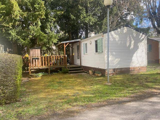 Camping pour 4 personnes, avec Jacuzzi et Terrasse ainsi que Jardin et Piscine