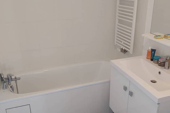 Appartement entier, Proche Disney et de la Vallée Village - Apt 2 ch avec Balcon - 4 personnes in Serris, Seine-et-Marne