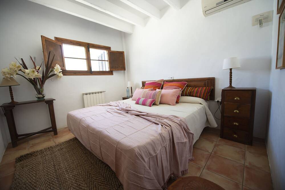 Villa con piscina privada y jardín, a 5 minutos a pie de la playa in Playa d'en Bossa, Ibiza Ciudad