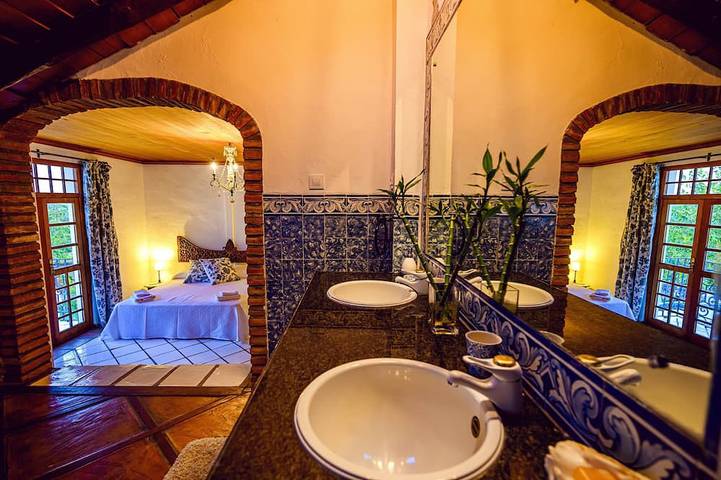 30 min from Puy de Fou. Swimming pool, bbcoa,A/C,free Wifi, garden, terrace with view in Recas, Toledo Province