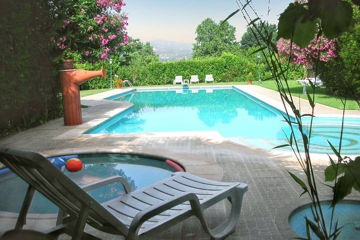 Location de vacances pour 5 personnes, avec terrasse et jacuzzi ainsi que jardin et piscine dans Pedraça