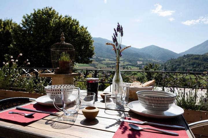 Chambre d’hôte pour 4 personnes, avec balcon et vue à Vesc