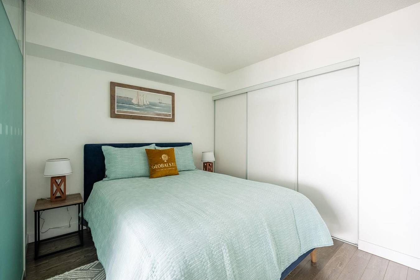 Entire apartment, Toronto. 21 Iceboat 19 Floor - 21 Iceboat 1907 in Toronto, Lake Ontario (Canada)