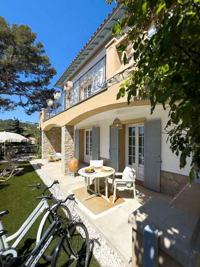 Gîte pour 2 personnes, avec piscine ainsi que jardin et vue dans Domaine De L Ermitage Saint Mandrier Sur Mer