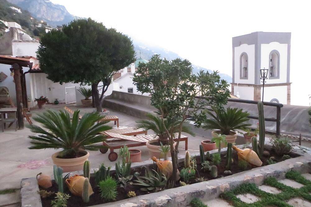 Villa an der Amalfiküste mit großem Garten und Meerblick in Praiano, Sorrento Coast