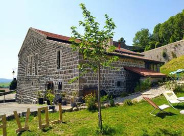 Gîte pour 29 personnes, avec terrasse et jardin à Saint-Bonnet-le-Château