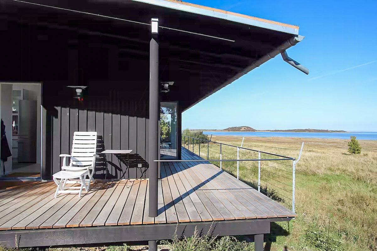Haus mit überdachter Terrasse am Stavns Fjord in Samsø
