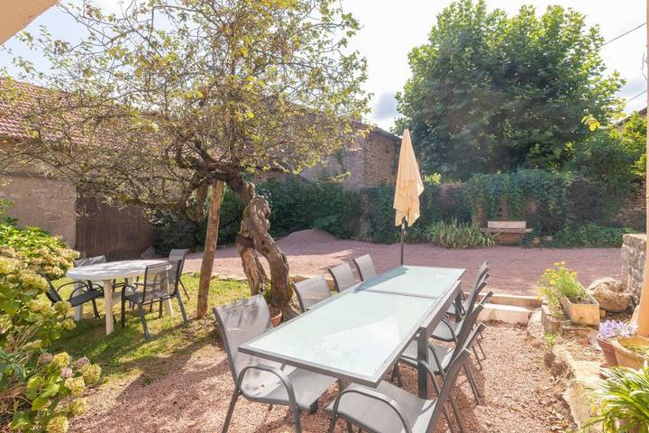 Location de vacances pour 12 personnes, avec terrasse et jardin dans Jalogny - 4