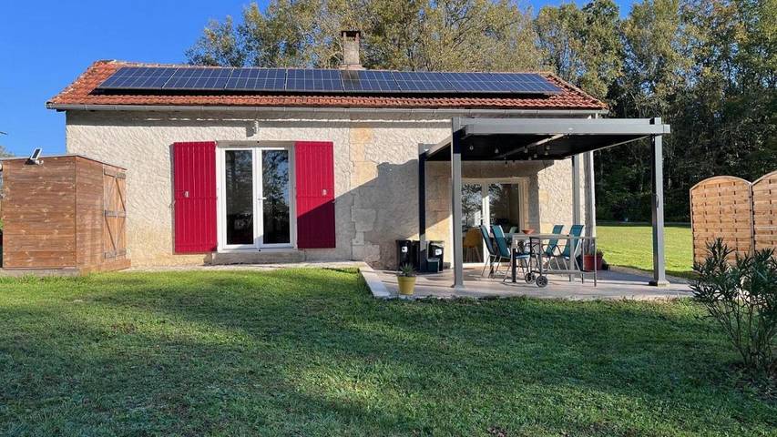 Location de vacances pour 5 personnes, avec terrasse et jardin à Champagnac-de-Belair