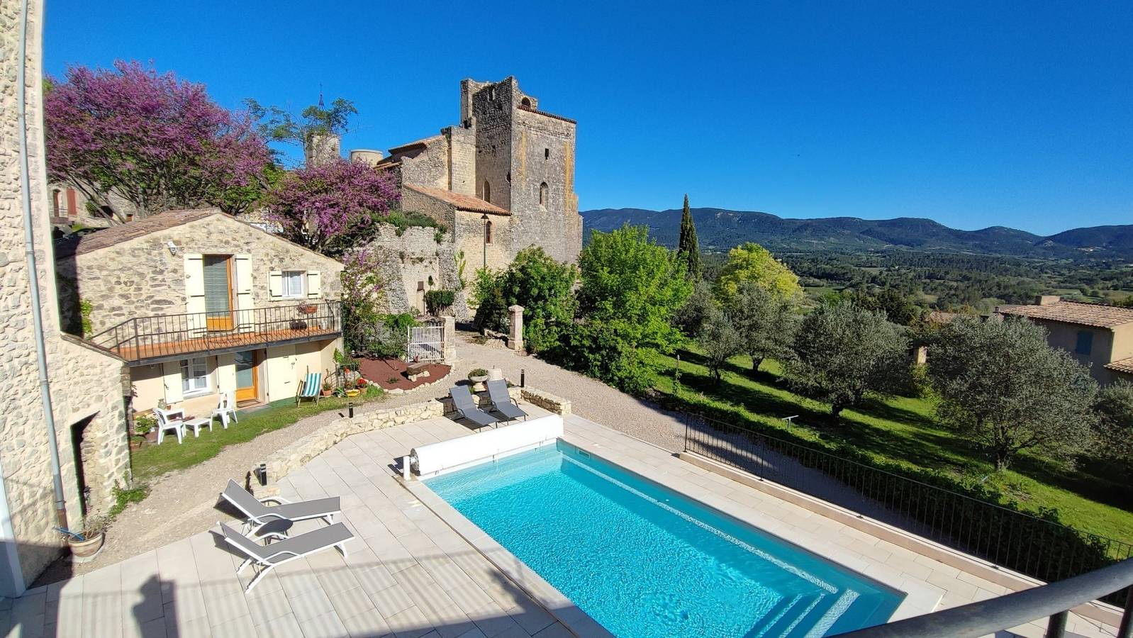 Les Terrasses d'Antonin - Chambre d'hôtes et gîte - Chambre "Regarde-moi-venir" in Grambois, Parc naturel régional du Luberon