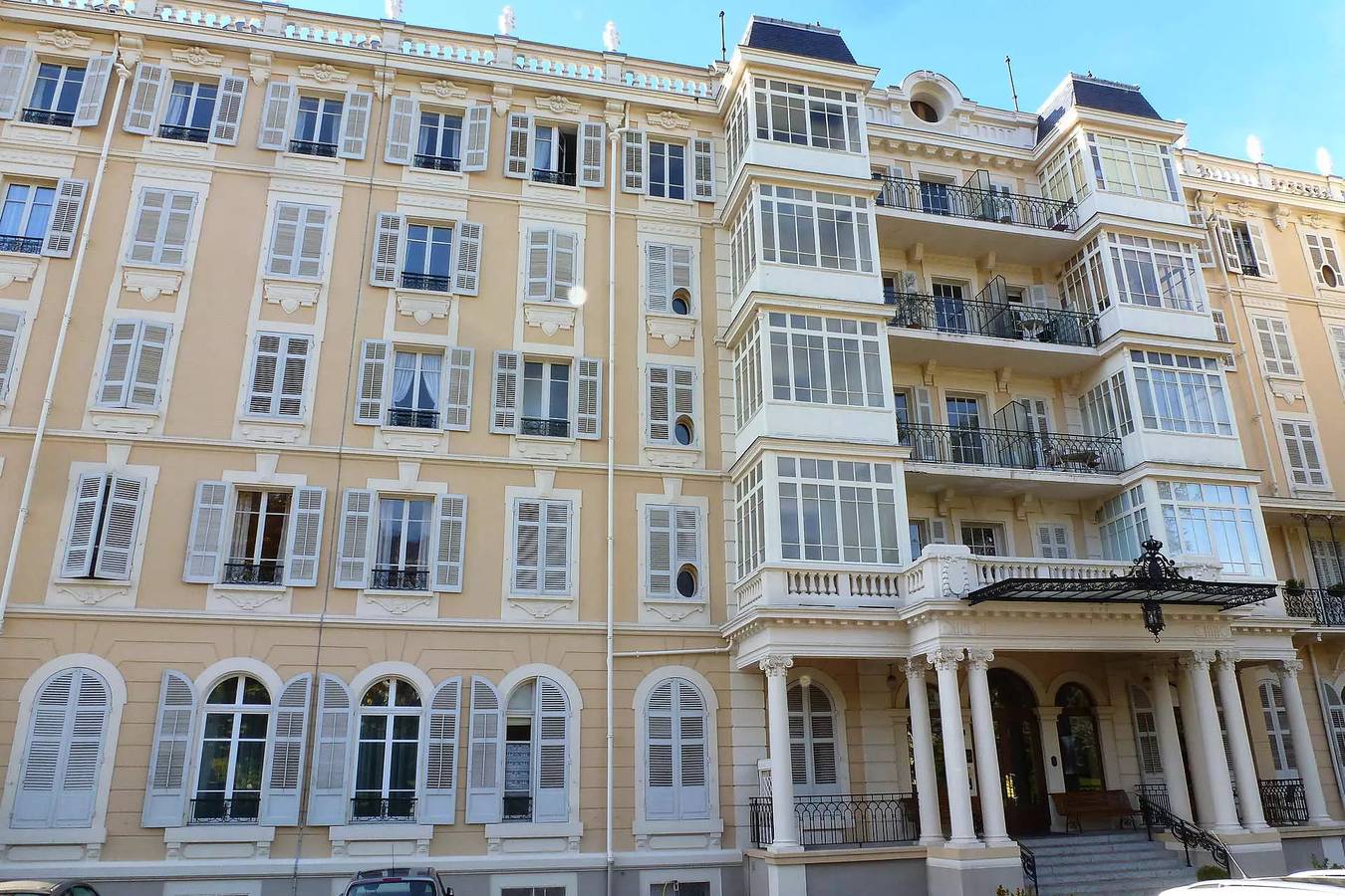 Entire apartment, In ancient palace near the Thermes Chevalley, beautiful views of town and lake, quiet! in Aix-les-Bains, Chambéry region